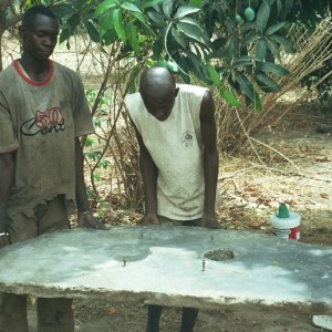 ...sur lequel on fixe la pompe artisanale