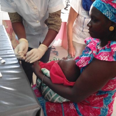 Prélèvement d'une goutte de sang pour le test de malaria