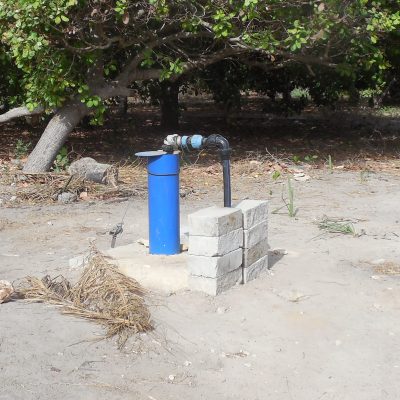 La pompe relie le forage aux bassins d'irrigation